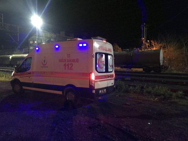 Tren vagonu üstüne çıkan çocuk elektrik akımına yakalandı