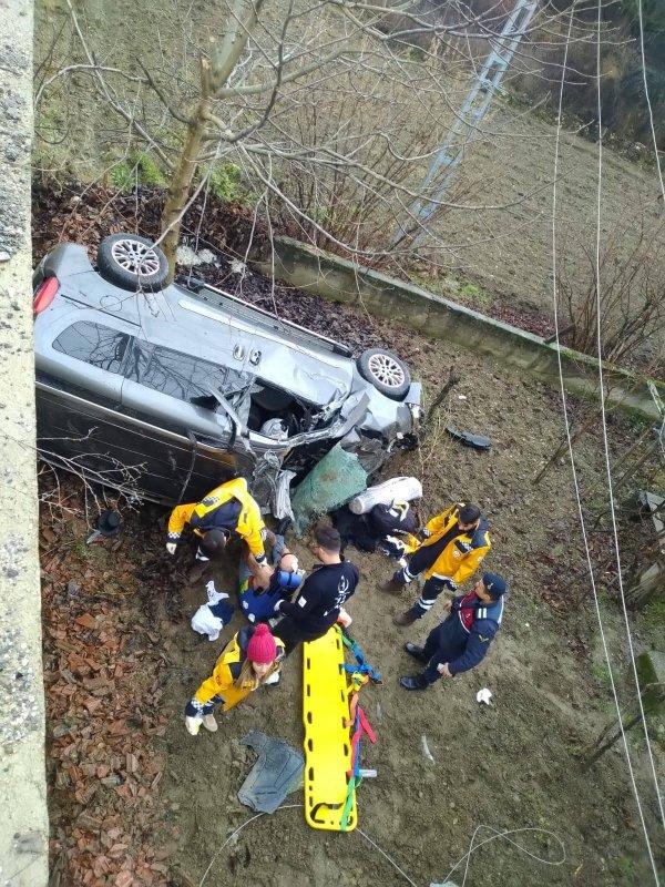 Kastamonu'da bir araç evin bahçesine uçtu:1 ölü 2 yaralı