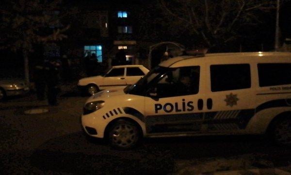 Elazığ'da alkollü şahıs babasını ve komşularını bıçakladı