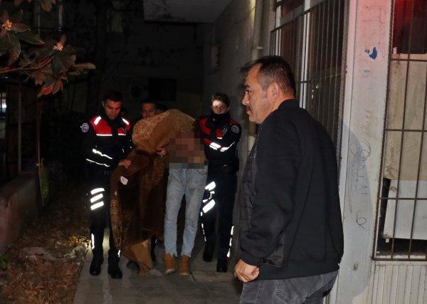 Kendini odaya kitleyip boğazını kesecekken polis kurtardı