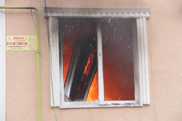 Babasını dövüp evden attı, kendisini eve kilitledi