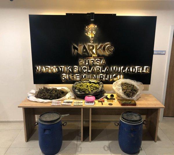 Çiftlikten 5 kilo esrar, 81 bin TL ve 19 bin dolar çıktı