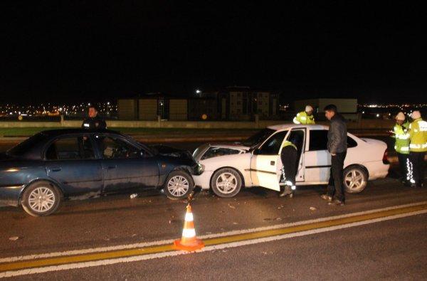 İki otomobil köprü çıkışında çarpıştı: 6 yaralı