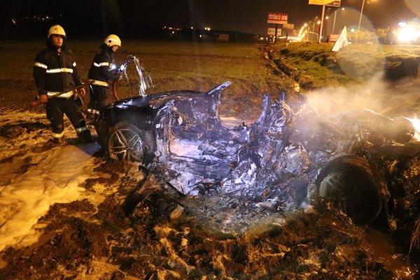 Kahramanmaraş'ta takla atarak yoldan çıkan araç alev aldı