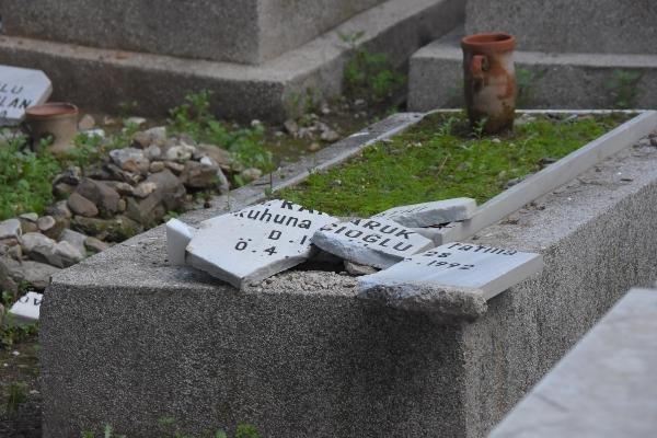 İzmir'de 100'e yakın mezar taşını kırdılar