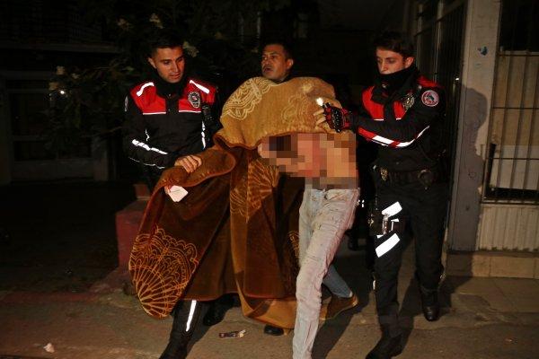 Kendini odaya kitleyip boğazını kesecekken polis kurtardı