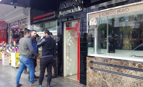 İş yerinin tavanını delip, kuyumcudaki 20 kilo altını çaldılar