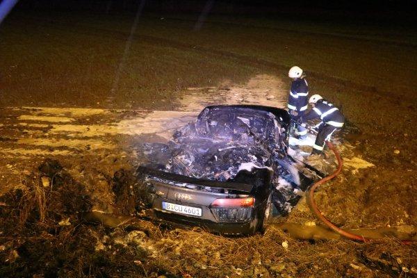 Kahramanmaraş'ta takla atarak yoldan çıkan araç alev aldı