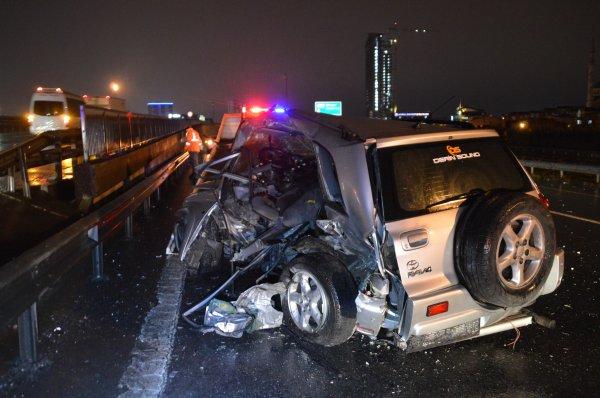 İstanbul'da cip yol kenarındaki bariyerlere saplandı