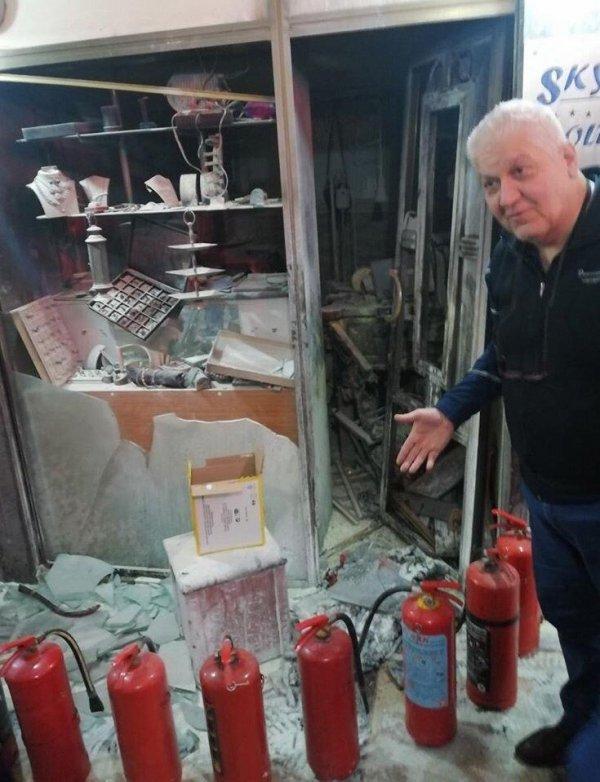 İzmir'de bir kuyumcu dükkanında patlama meydana geldi