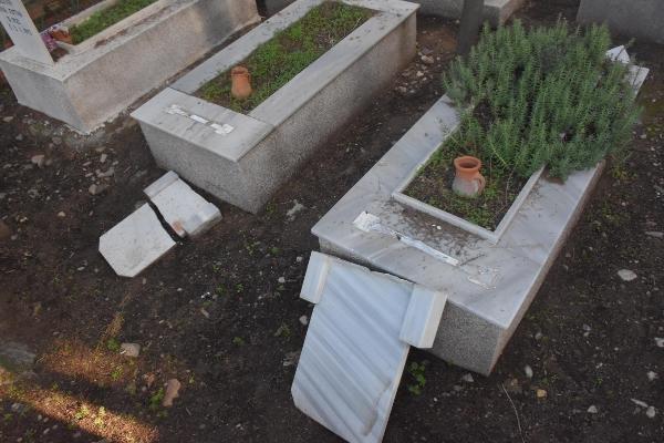İzmir'de 100'e yakın mezar taşını kırdılar