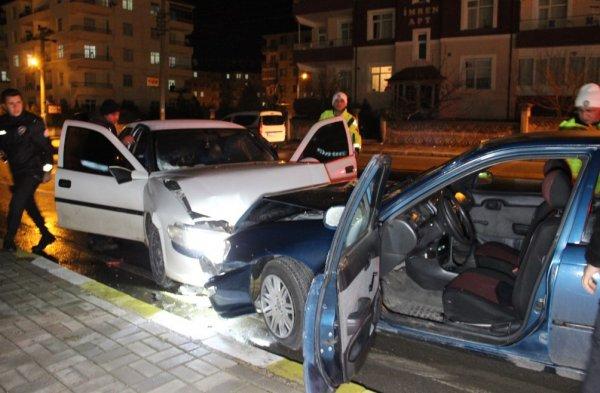 İki otomobil köprü çıkışında çarpıştı: 6 yaralı