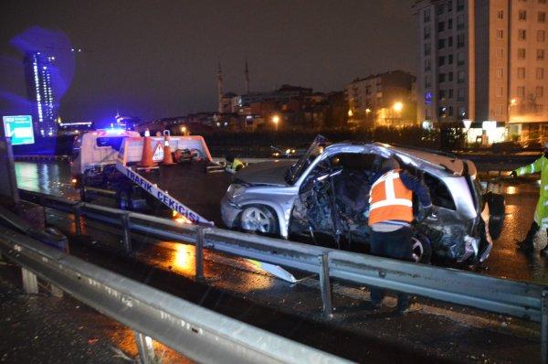 İstanbul'da cip yol kenarındaki bariyerlere saplandı