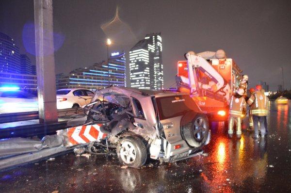 İstanbul'da cip yol kenarındaki bariyerlere saplandı
