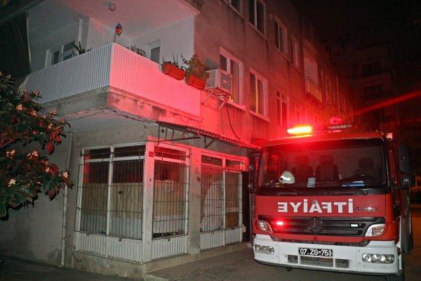 Kendini odaya kitleyip boğazını kesecekken polis kurtardı