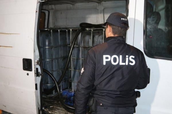 Durdurulan minibüsten 1.5 ton kaçak akaryakıt çıktı