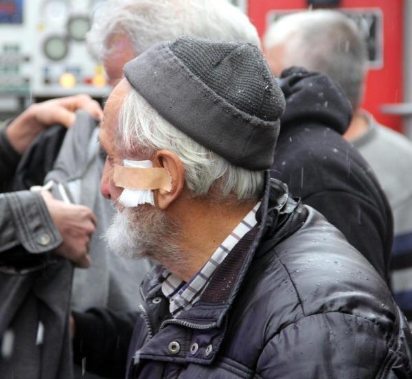 Babasını dövüp evden attı, kendisini eve kilitledi
