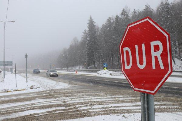 Bolu Dağı'nda yoğun kar trafiği etkiliyor