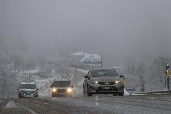 Bolu Dağı'nda yoğun kar trafiği etkiliyor