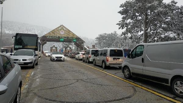 Uludağ'a tatilci akını; 5 kilometre araç kuyruğu oluştu