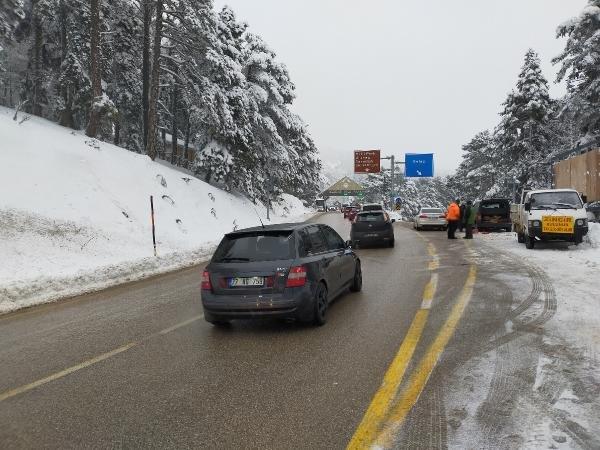 Uludağ'a tatilci akını; 5 kilometre araç kuyruğu oluştu