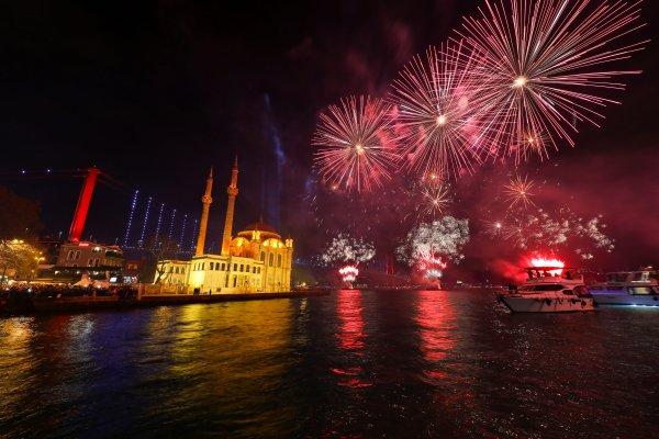 Boğaz'da havai fişekler patladı