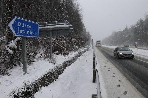 Bolu Dağı'nda yoğun kar trafiği etkiliyor