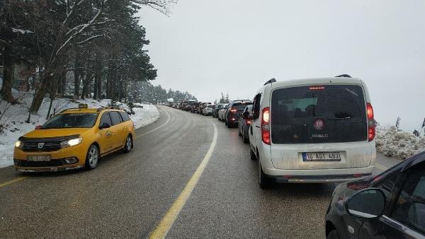 Uludağ'a tatilci akını; 5 kilometre araç kuyruğu oluştu