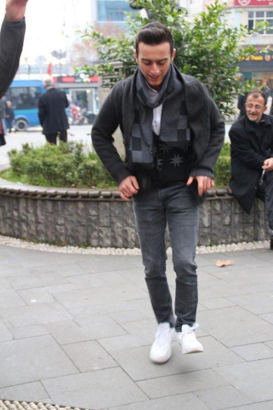 Kemençe sesini duyunca yerinde duramıyor