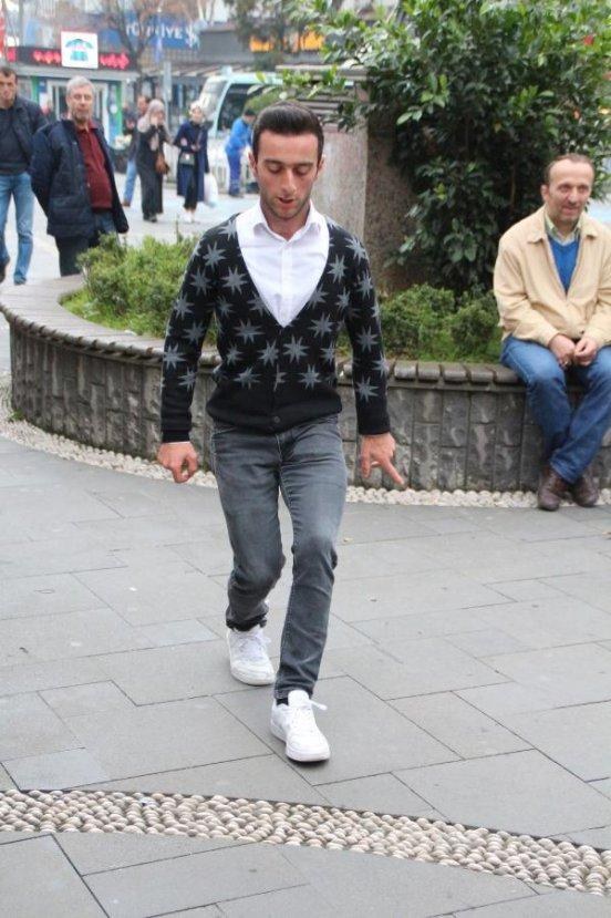 Kemençe sesini duyunca yerinde duramıyor