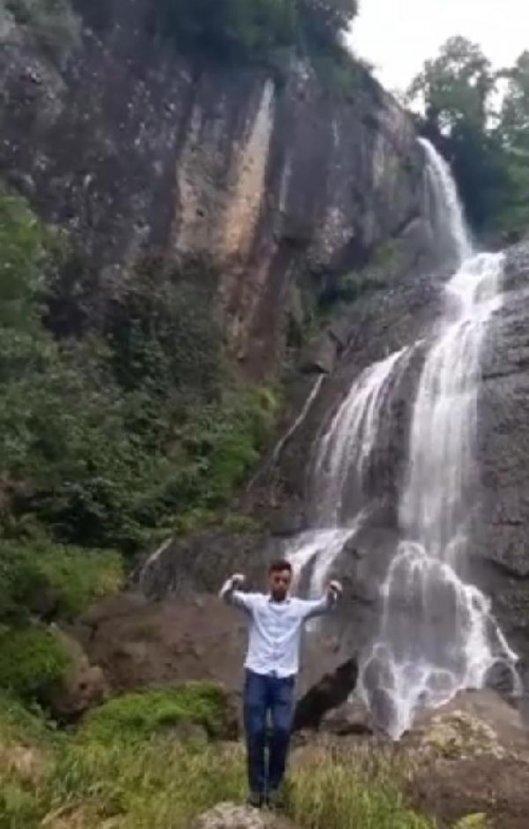 Kemençe sesini duyunca yerinde duramıyor