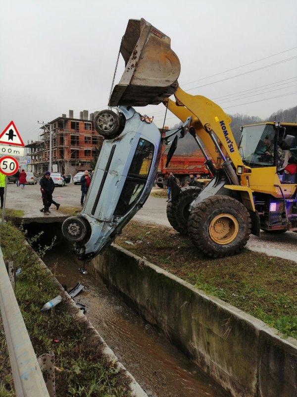 Düzce'de bir araç su kanalına uçtu: 1'i bebek 3 yaralı