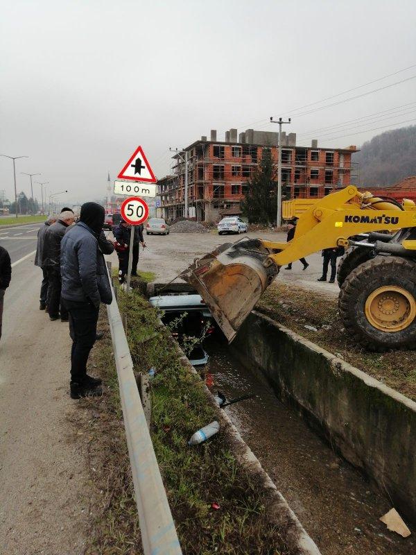 Düzce'de bir araç su kanalına uçtu: 1'i bebek 3 yaralı