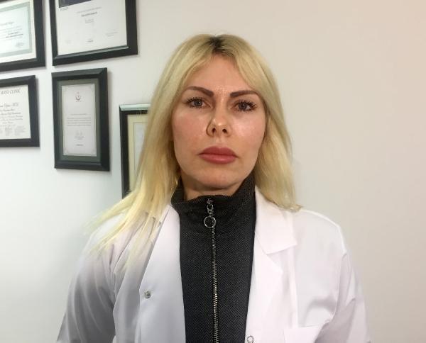 Trafik kazasında yüzüne demir saplandı