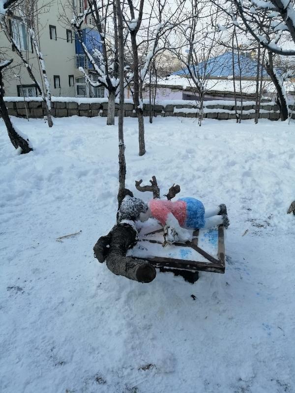 Aylan bebeğin kardan heykeli