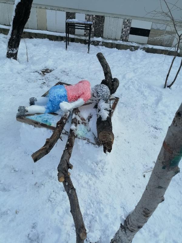 Aylan bebeğin kardan heykeli