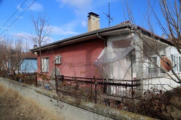 Yaşlı kadın ve kızını bağlayıp, 800 TL'sini çaldılar