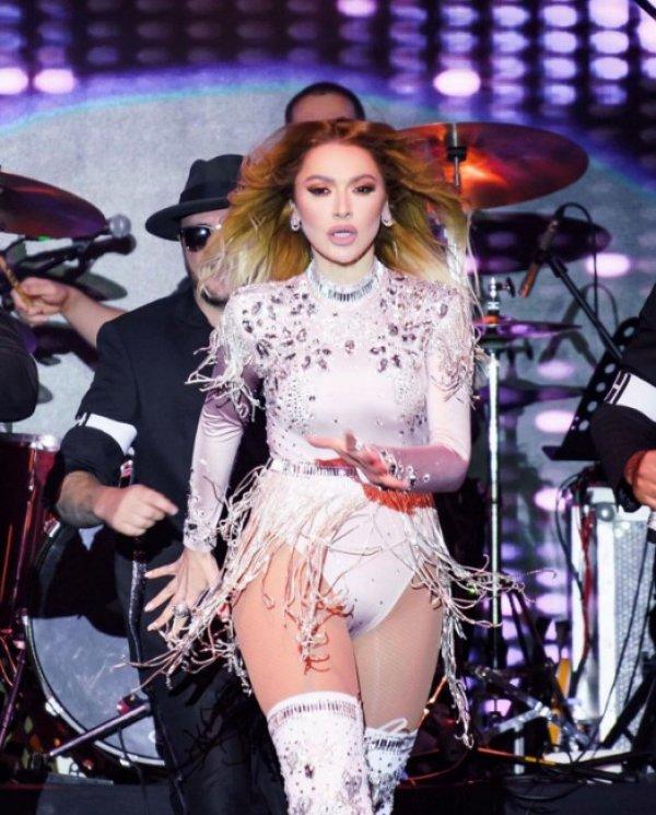 Hadise'nin yılbaşı kostümü olay oldu