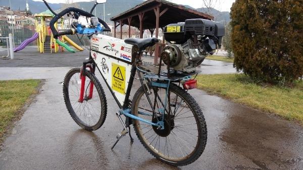 Benzin ve elektrikle çalışan motorlu bisiklet yaptı