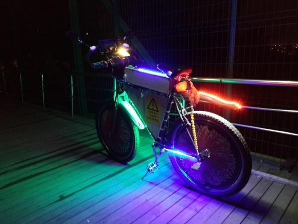 Benzin ve elektrikle çalışan motorlu bisiklet yaptı