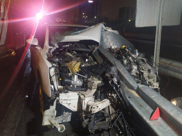 Bağcılar'da bir araç bariyerlere saplandı