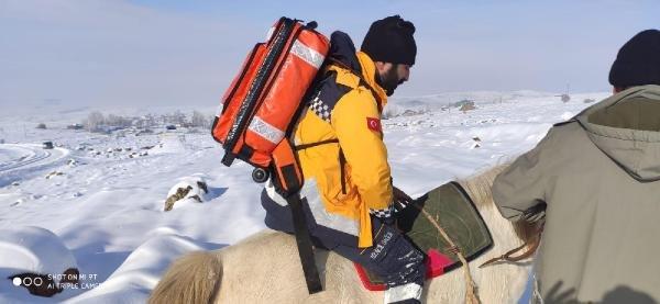 Sağlık ekipleri hastanın yanına at üzerinde gitti