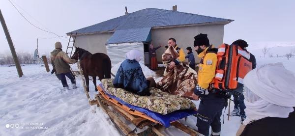Sağlık ekipleri hastanın yanına at üzerinde gitti