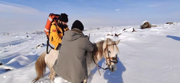Sağlık ekipleri hastanın yanına at üzerinde gitti