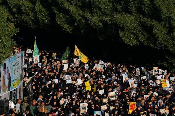 İranlı komutanın cenazesi ülkesine getirildi