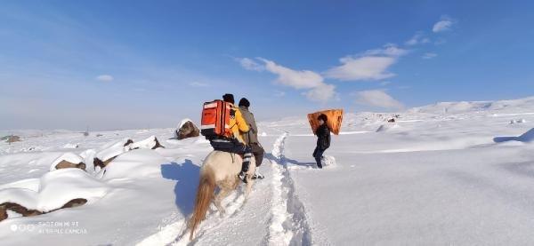 Sağlık ekipleri hastanın yanına at üzerinde gitti