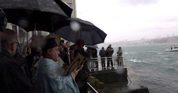Haç çıkarma sırasında fenalaşan kişiyi polis kurtardı