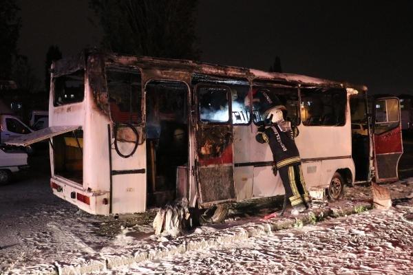 Denizli'de bir midibüs kundaklandı