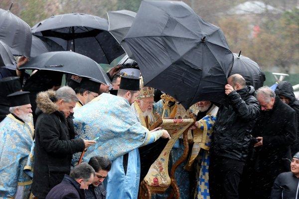 Haç çıkarma sırasında fenalaşan kişiyi polis kurtardı