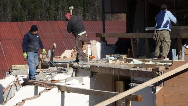 Uzungöl’de kaçak yapı sahipleri bina yıkıyor